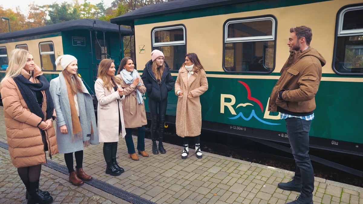 Laura, Esther, Karina, Anna,, Mimi, Michèle und Niko (v.l.) beim Gruppendate

Die Verwendung des sendungsbezogenen Materials ist nur mit dem Hinweis und Verlinkung auf TVNOW gestattet.