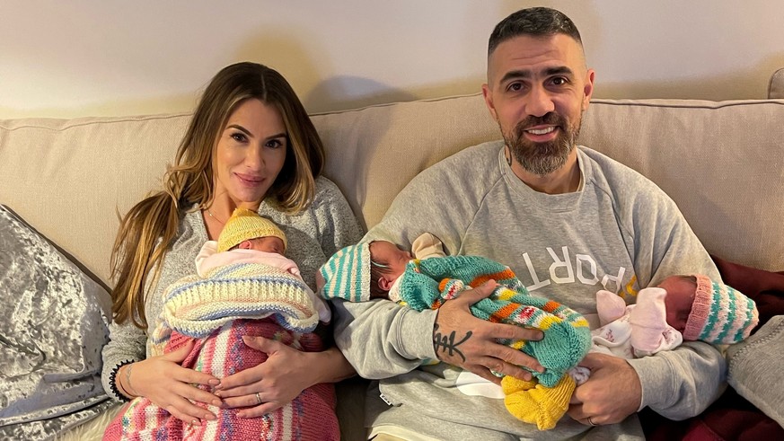 HANDOUT - 25.11.2021, -: Knapp zwei Wochen nach der Geburt zeigt sich Rapper Bushido auf einem ersten Familienfoto mit Ehefrau Anna-Maria Ferchichi und ihren neugeborenen Drillings-M