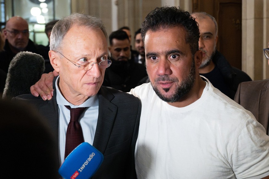 05.02.2024, Berlin: Der Hauptangeklagte Arafat Abou-Chaker (r) legt nach der Urteilsverk