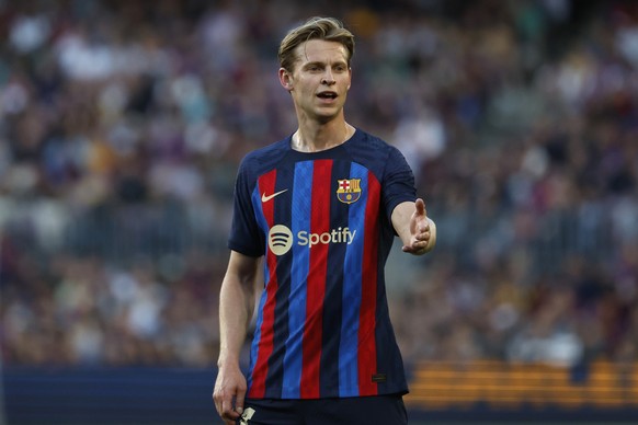 Barcelona&#039;s Frenkie de Jong gestures during a Spanish La Liga soccer match between Barcelona and Osasuna at the Camp Nou stadium in Barcelona, Spain, Tuesday, May 2, 2023. (AP Photo/Joan Monfort)