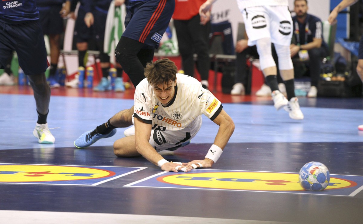 Foto : Verlieremiene bei Julian K�STER Germany Handball Europameisterschaft, Vorrunde in Berlin , am Di. 16.01.2024 Frankreich - Deutschland Claus Bergmann DFL regulations prohibit any use of photogra ...