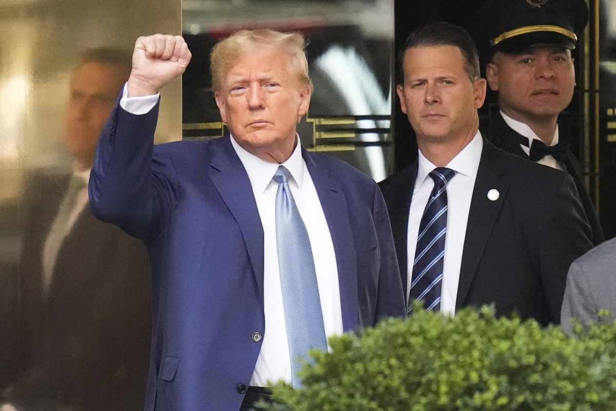 dpatopbilder - 13.04.2023, USA, New York: Donald Trump (l), ehemaliger Präsident der USA, ballt die Faust während er sein Wohnhaus verlässt. Der ehemalige US-Präsident Trump wird zur Befragung bezügli ...