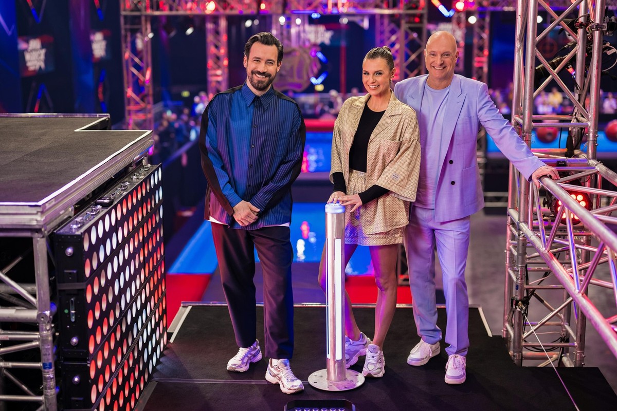 Die Moderatoren Jan Köppen (l.), Laura Wontorra und Frank (Buschi) Buschmann.

+++ Die Verwendung des sendungsbezogenen Materials ist nur mit dem Hinweis und Verlinkung auf RTL+ gestattet. +++