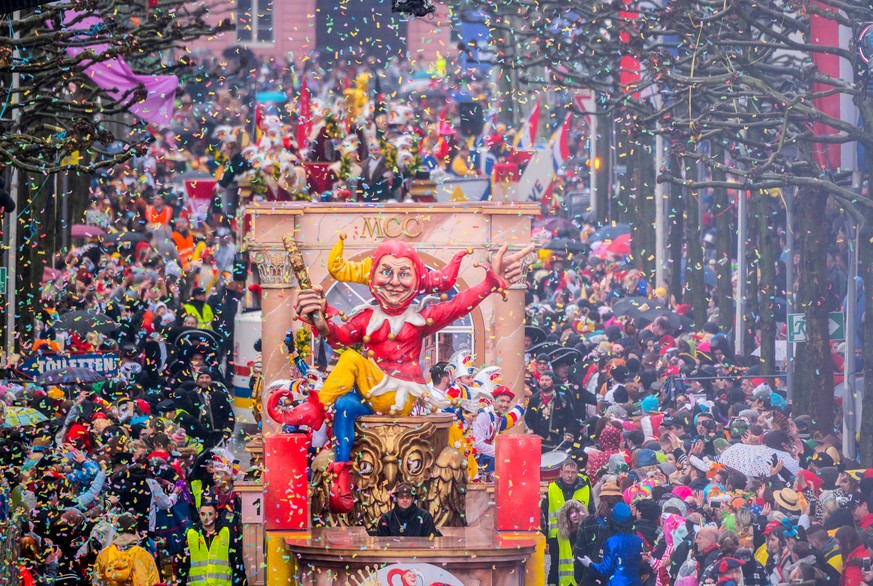 So kennen wir das. Auf den traditionellen Umzügen (Foto: Mainz) regnet es Konfetti und hagelt es Bonbons.