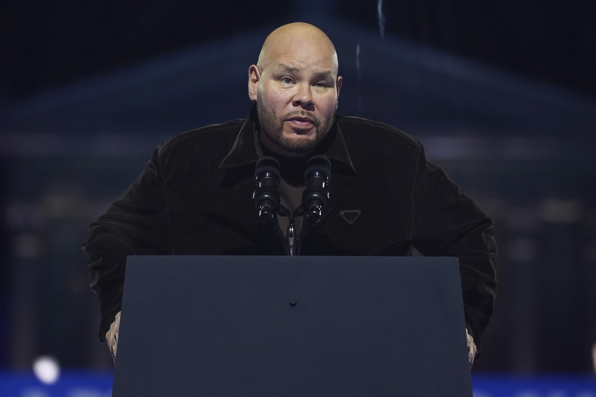 04.11.2024, USA, Pittsburgh: Der Rapper Fat Joe spricht bei einer Wahlkampfveranstaltung für die demokratische US-Präsidentschaftskandidatin Harris bei Carrie Blast Furnaces in Pittsburgh, Pennsylvani ...