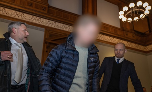 Der als "Kinderzimmer-Dealer" bekannt gewordene Angeklagte kommt mit seinen beiden Anwälten in einen Saal im LG Leipzig.