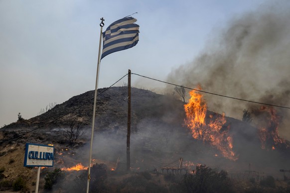 ARCHIV - 24.07.2023, Griechenland, Rhodos: Flammen lodern auf einen Hügel. Die Bilder der Brände auf Rhodos im vergangenen Jahr gingen um die Welt. (zu dpa: «Zivilschutz warnt vor hoher Waldbrandgefah ...