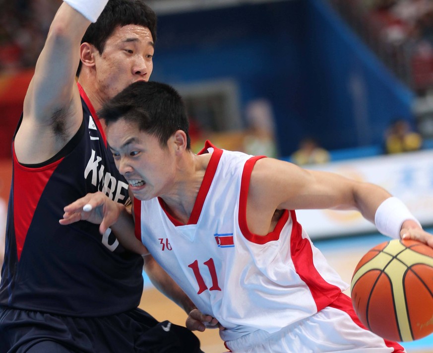 Szene aus einem Basketballspiel zwischen Nordkorea (r.) und Südkorea