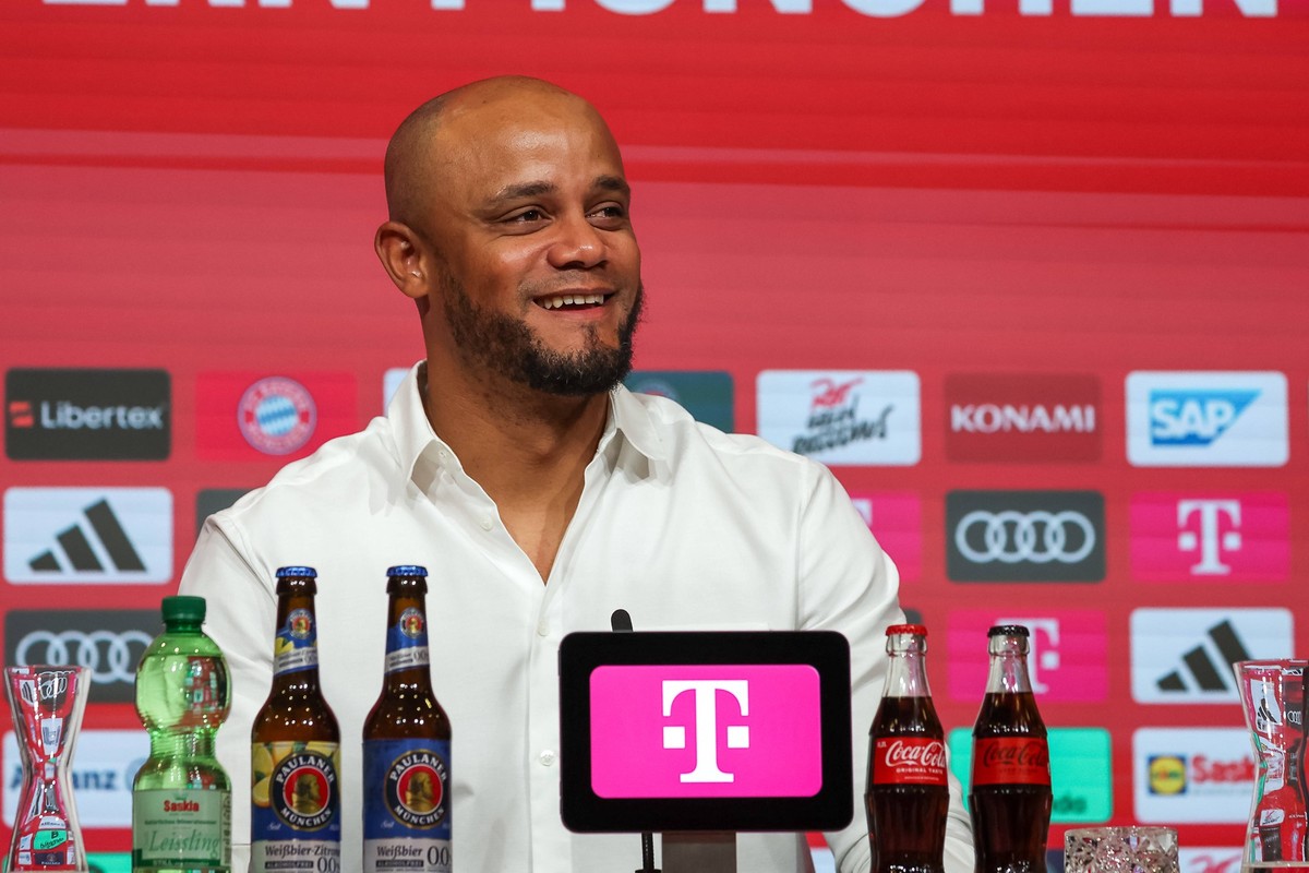 Vincent Kompany FC Bayern Muenchen, Cheftrainer, lacht, lachend, Pressekonferenz, Vorstellung von Vincent Kompany, FC Bayern Muenchen, 30.05.2024, Pressekonferenz, Vorstellung von Vincent Kompany, FC  ...