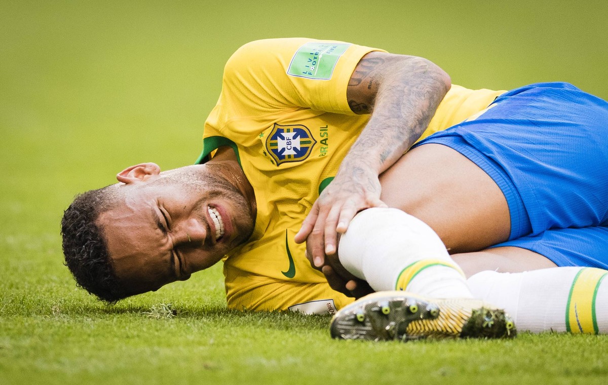 Samara, 02.07.2018 Neymar (Brasilien) verletzt am Boden Brasilien - Mexiko *** Samara 02 07 2018 Neymar Brazil injured on the ground Brazil Mexico