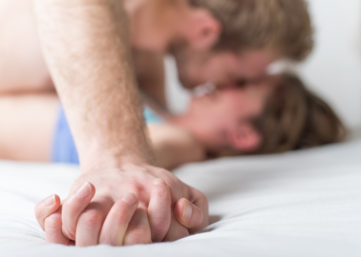 ILLUSTRATION - Wiederholung vom 15.02.2024 - Wer Frühlingskribbeln verspürt, sollte seinen Partner überraschen, empfiehlt die Sexualtherapeutin. (zu dpa: «Von Deep Talk bis Sex-Würfel: 5 Tipps für meh ...