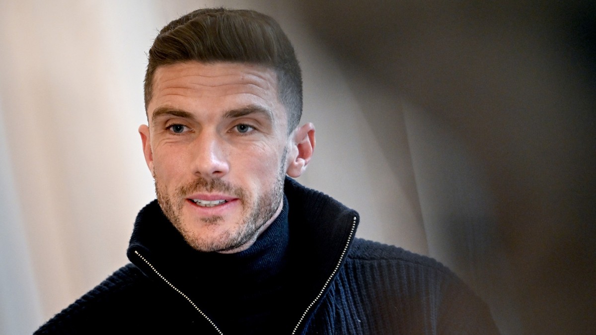 ARCHIV - 24.04.2024, Berlin: Robin Gosens, Fußballspieler spricht bei einer Pressekonferenz nach einem Rundgang durch eine medizinische und sozialpädagogische Einrichtung für Obdachlose. Vorgestellt w ...
