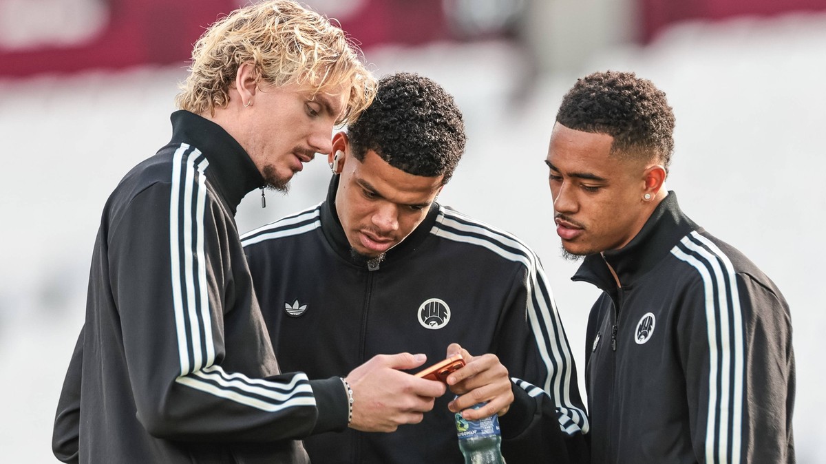 Premier League West Ham United v Newcastle United Nick Woltemade, William Osula and Jacob Ramsey of Newcastle United up on arrival during the Premier League match West Ham United vs Newcastle United a ...