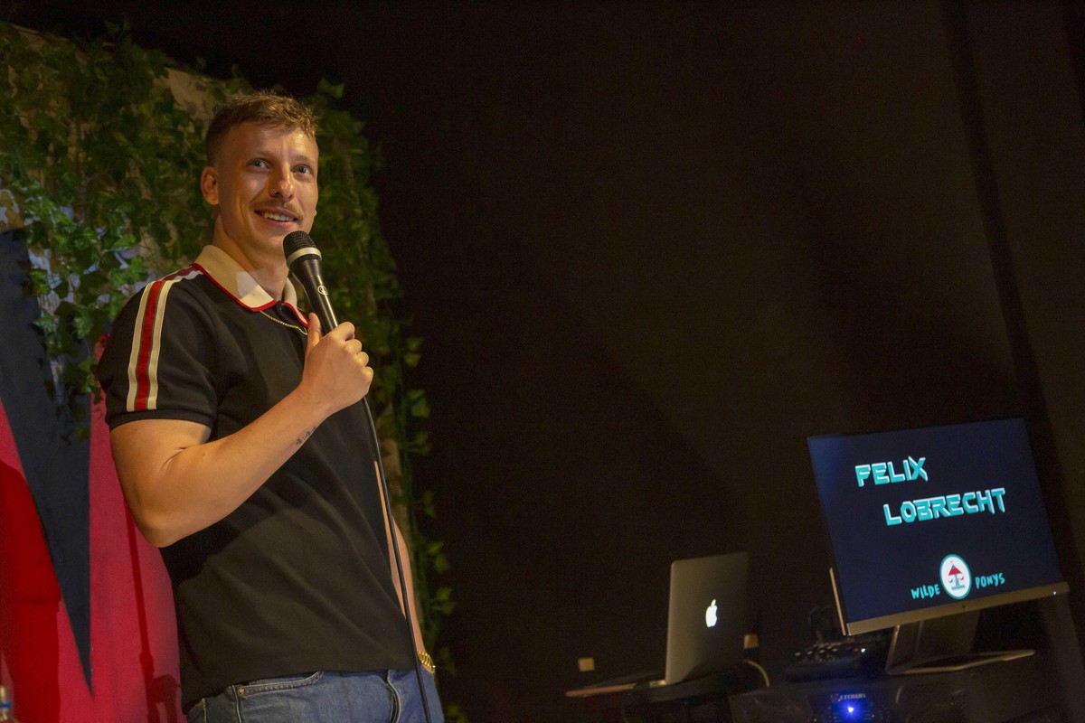 Felix Manuel Lobrecht der deutscher Stand-Up-Comedian, bei seinem Auftritt auf der Buehne bei The Wall Comedy Berlin am 09.Januar 2022 in Berlin