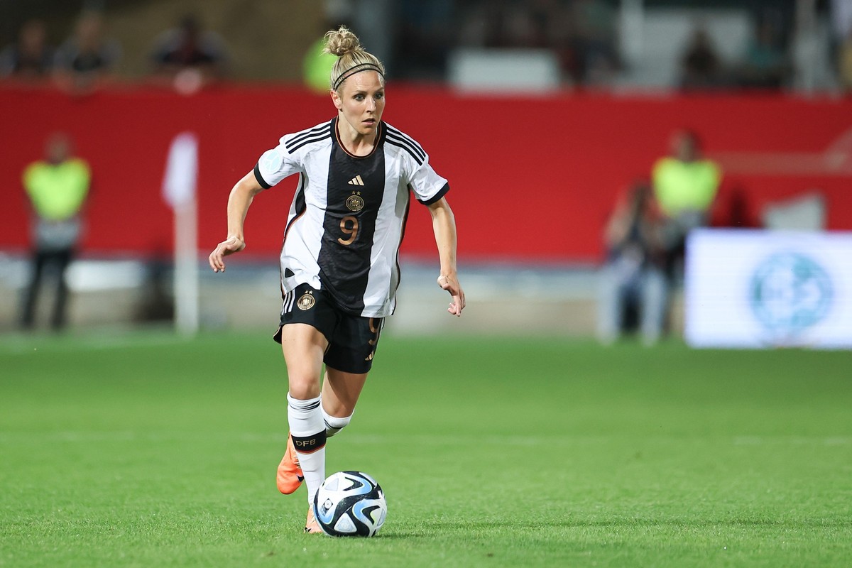 ARCHIV - 07.07.2023, Bayern, F�rth: Fu�ball, Frauen: L�nderspiele, Deutschland - Sambia im Sportpark Ronhof Thomas Sommer. Svenja Huth aus Deutschland spielt den Ball. Sie wird am 16. Juli offiziell v ...