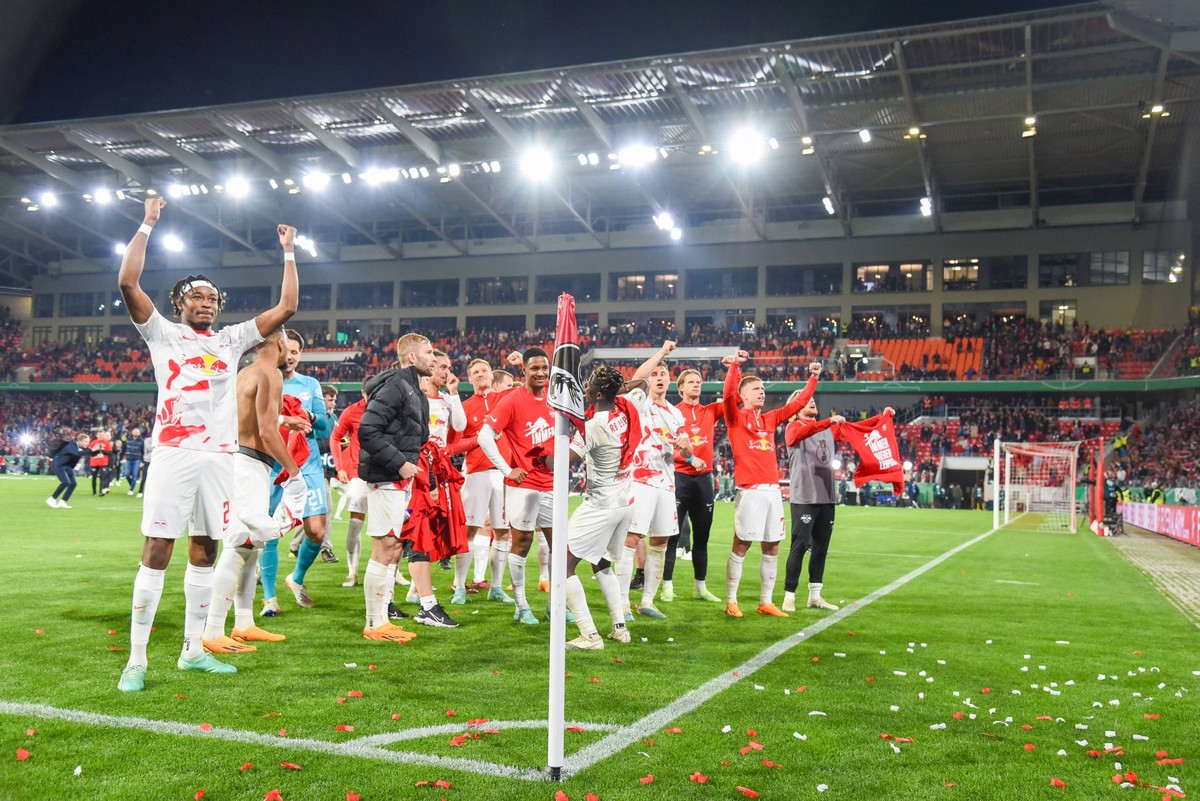 Fussball DFB-Pokal Halbfinale - 22/23 - SC Freiburg vs. RB Leipzig - 02-05-2023 SIegesjubel RB Leipzig zum Einzug ins DFB-Pokalfinale. /// Fussball DFB-Pokal Halbfinale: SC Freiburg vs. RB Leipzig am  ...