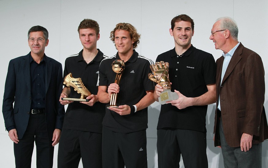 Kennen sich schon lange: Herbert Hainer (Adidas-Vorstandsvorsitzender) WM-Torschützenkönig Thomas Müller, Diego Forlan, bester Spieler des Turniers, Iker Casillas, bester Torwart, und Franz Beckenbaue ...