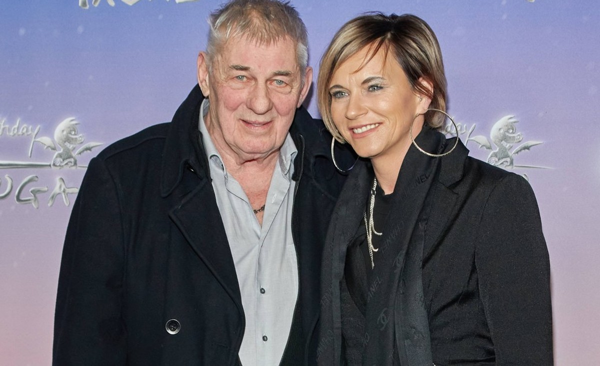 Heinz Hoenig mit Frau Annika - Gaesteankunft zu Happy Birthday Tabaluga von SAT.1 im Zoo Palast in Berlin am 27.03.2023. Happy Birthday Tabaluga *** Heinz Hoenig with wife Annika guest arrival to Happ ...