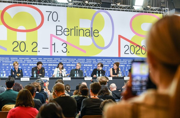 20.02.2020, Berlin: 70. Berlinale, Pressekonferenz, Jury: Bettina Brokemper (l-r), Produzentin, Luca Marinelli, Schauspieler, Berenice Bejo, Schauspielerin, Jeremy Irons, Schauspieler, Kenneth Lonerga ...