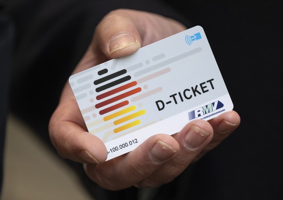ARCHIV - 03.04.2023, Hessen, Frankfurt/Main: Ein «D-Ticket» im Chipkartenformat wird anlässlich des Verkaufsstarts des Deutschlandtickets im Frankfurter Hauptbahnhof auf einem Pressetermin gezeigt. Di ...