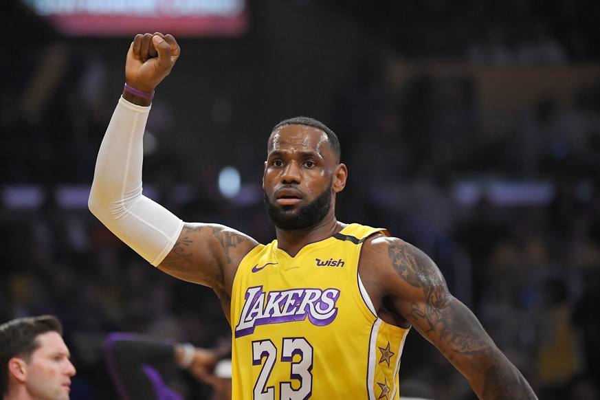 04.01.2020, USA, Los Angeles: Basketball: NBA, Los Angeles Lakers - New Orleans Pelicans.
LeBron James von den Los Angeles Lakers, feiert einen Torerfolg. Foto: Mark J. Terrill/AP/dpa +++ dpa-Bildfun ...