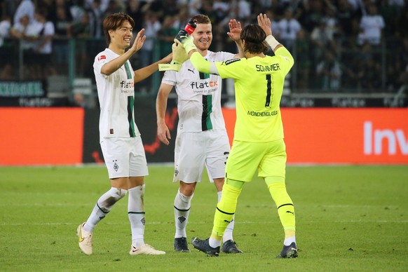 Moenchengladbach, Deutschland 19. August 2022: 1.BL - 2022/2023 - Bor. Moenchengladbach vs. Hertha BSC Berlin v.li. Ko Itakura BMG, Nico Elvedi BMG und Torhueter Yann Sommer BMG // DFL regulations pro ...