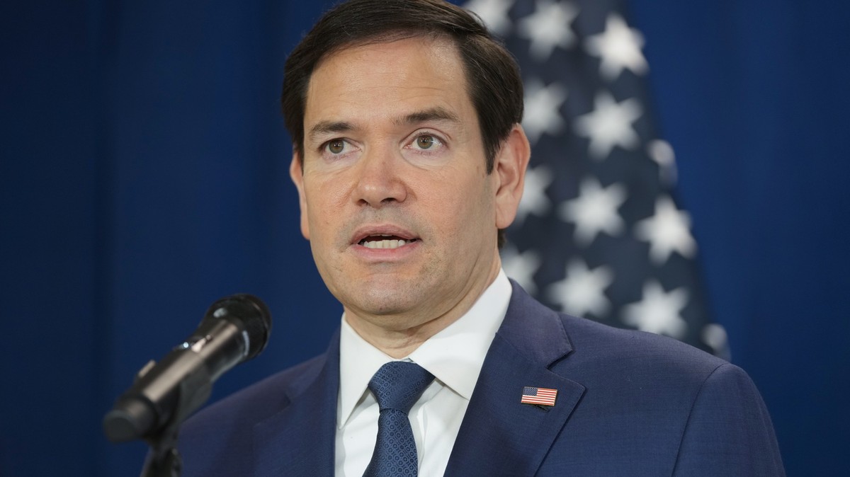 ARCHIV - 03.02.2025, Panama, Panama-Stadt: US-Außenminister Marco Rubio spricht zu Reportern, nachdem er beobachtet hat, wie Menschen am Flughafen Albrook einen Rückführungsflug nach Kolumbien besteig ...