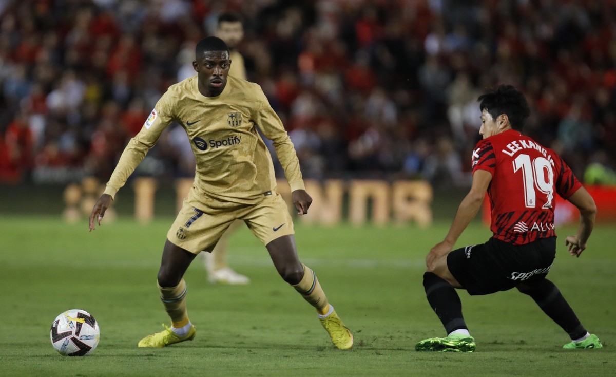 Barcelona&#039;s Ousmane Dembele, left, is challenged by Mallorca&#039;s Lee Kang-in during a Spanish La Liga soccer match between Mallorca and Barcelona at the Son Moix stadium in Palma de Mallorca,  ...