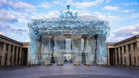 Mithilfe von Augmented Reality wird das Brandenburger Tor in Plastik verpackt.