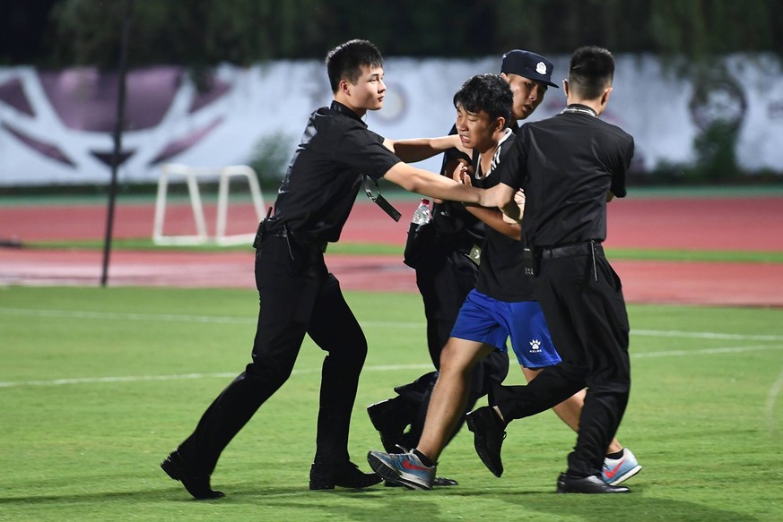 Mittwoch in Nanjing: Ein Flitzer wollte unbedingt zu Ronaldo.