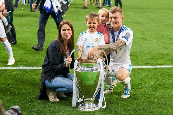 Toni Kroos mit seiner Frau Jessica, den beiden Kindern und der Champions-League-Trophäe 2018.