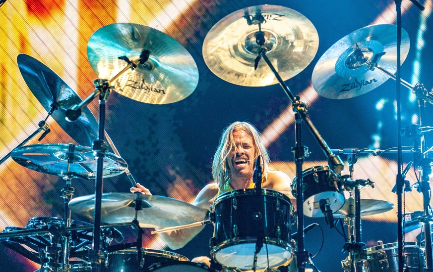 In seinem Element: Schlagzeuger Taylor Hawkins bei einem Auftritt 2018. Die Musikwelt trauert um den Taktgeber der Foo Fighters.