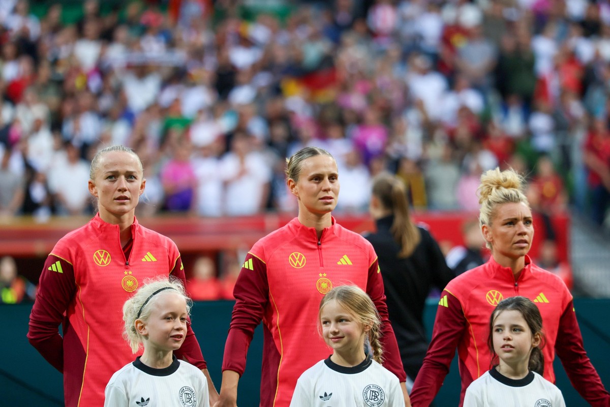 Bremen, Deutschland 30. Mai 2025: UEFA Nations League Women - 2025 - Deutschland vs. Niederlande Im Bild: v.li. Lea Sch�ller / Schueller Deutschland, Klara B�hl / Buehl Deutschland und Linda Dallmann  ...