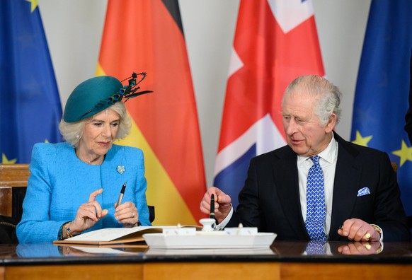 dpatopbilder - 29.03.2023, Berlin: K�nig Charles III. und die K�nigsgemahlin Camilla tragen sich ins G�stebuch im Schloss Bellevue ein. Noch vor seiner Kr�nung im Mai 2023 besuchen der britische K�nig ...