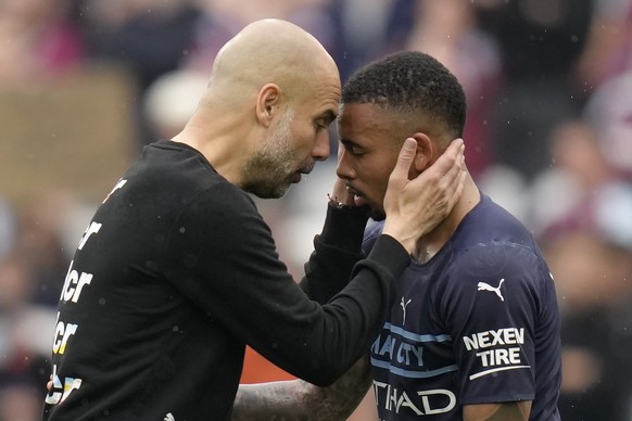 Manchester City&#039;s head coach Pep Guardiola, left, interacts with player Gabriel Jesus at the end of the English Premier League soccer match between West Ham United and Manchester City at London s ...