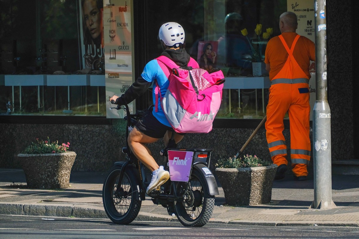 Düsseldorf 12.07.2022 Flink Radfahrer Lieferdienst Lieferfahrer Elektrofahrrad E-Bike Elektrobike Lebensmittel-Lieferrucksack Düsseldorf Nordrhein-Westfalen Deutschland *** Düsseldorf 12 07 2022 nimbl ...