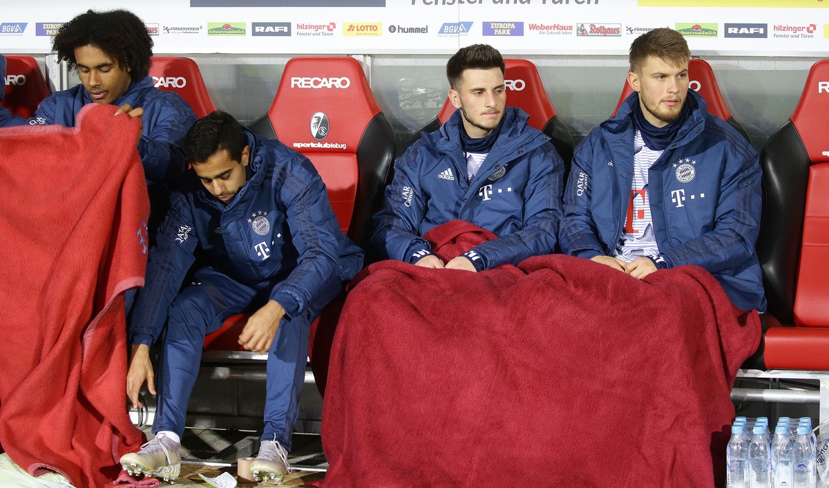 Da saß er noch auf der Bank: Joshua Zirkzee (l.) neben den Bayern-Talenten Sarpreet Singh, Leon Dajaku und Lars Mai (v.l.n.r.). Mai trainiert schon länger bei den Profis. Batista-Meier stand gegen Fre ...