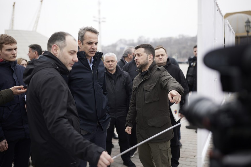 HANDOUT - 06.03.2024, Ukraine, Odessa: Auf diesem vom griechischen Außenministerium zur Verfügung gestellten Bild besuchen Wolodymyr Selenskyj (r), Präsident der Ukraine, und Kyriakos Mitsotakis (M),  ...