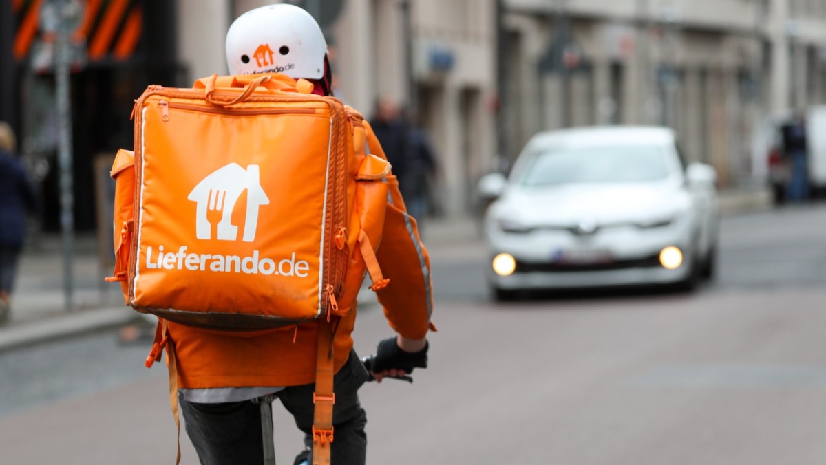 ARCHIV - 25.05.2020, Sachsen, Leipzig: Ein Fahradbote von Lieferando fährt durch die Innenstadt. (Zu dpa "Lieferando baut Geschäft abseits von Restaurantlieferungen aus") Foto: Jan Woitas/dp ...