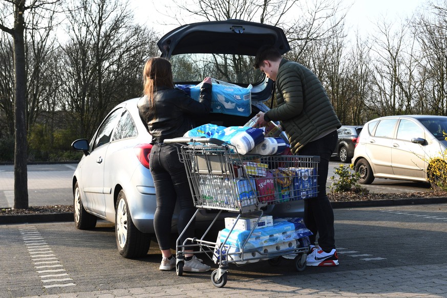 Viele Menschen haben wegen des Coronavirus nun das Bedürfnis, Vorräte und Toilettenpapier anzuhäufen.