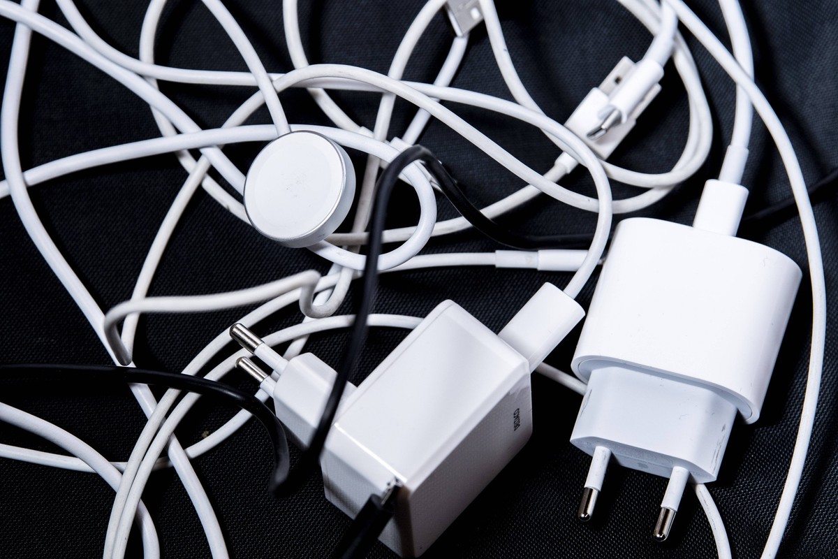 Illustrajonsbilder ladere og kabler Oslo 20221004. Ilustrasjonsbilder av ladere og kabler. USB-kabler, USB-ladere, lightningkabel, micro-USBkabel og en magnetisk lader for Apple Watch. Foto: Annika By ...