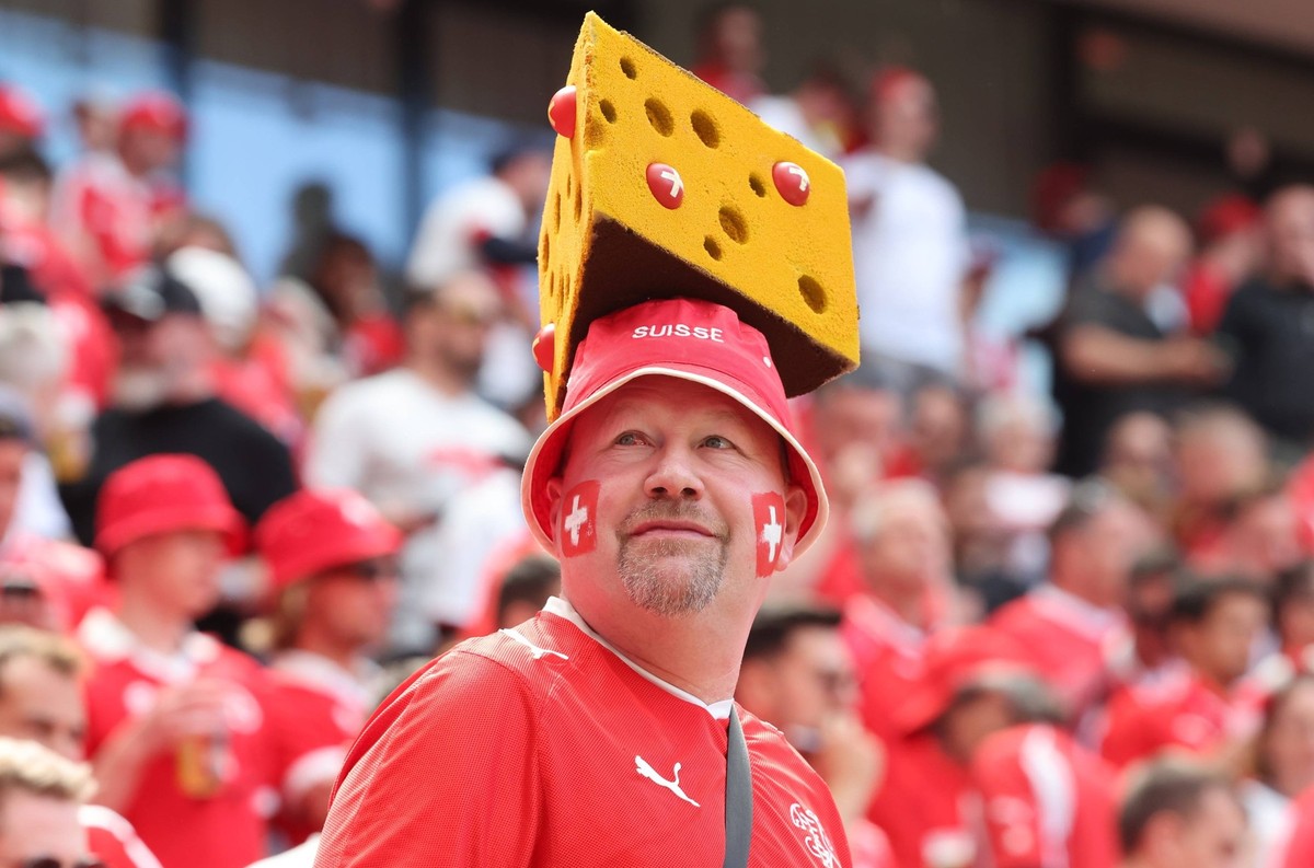 Schweizer Fan mit einem Käse als Hut, Swiss football fan with cheese hat, Vorrundenspiel M02, HUN - SUI, , Fussball Europameisterschaft, Ungarn gegen Schweiz, European Football Championship, Hungary v ...