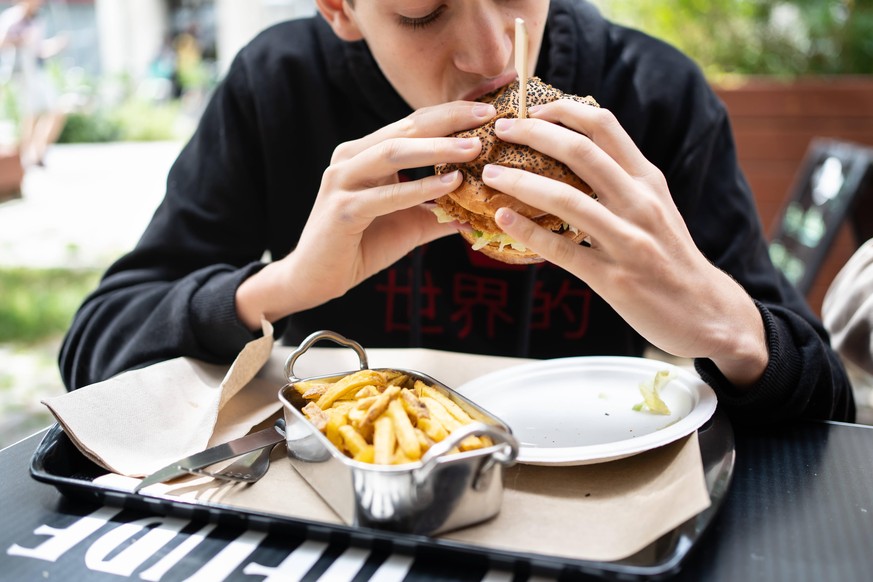 Vegan oder vegetarisch, mit Bacon, Hackfleisch oder Gemüse-Patties: Burger-essen kann zum Genuss, aber auch zur Sauerei werden.