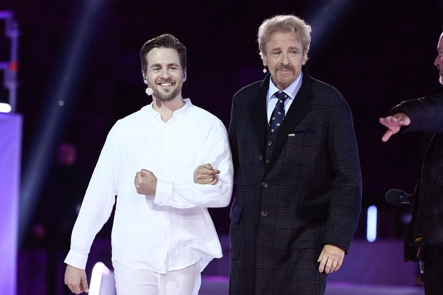 Alexander Klaws und Thomas Gottschalk beim RTL Musik-Live-Event Die Passion auf dem Burgplatz. Essen, 13.04.2022 *** Alexander Klaws and Thomas Gottschalk at the RTL Music Live Event Die Passion at th ...