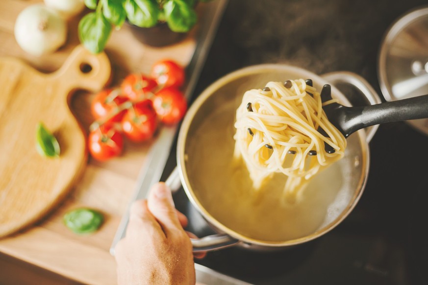 Pasta als Spaghetti-Bolognese, mit Tomaten- oder Basilikum-Pesto, mit einer schnellen Sauce, als Auflauf mit Gemüse oder Makkaroni, mit Käse überbacken – Rezepte gibt es nahezu unendlich viele. Bei de ...