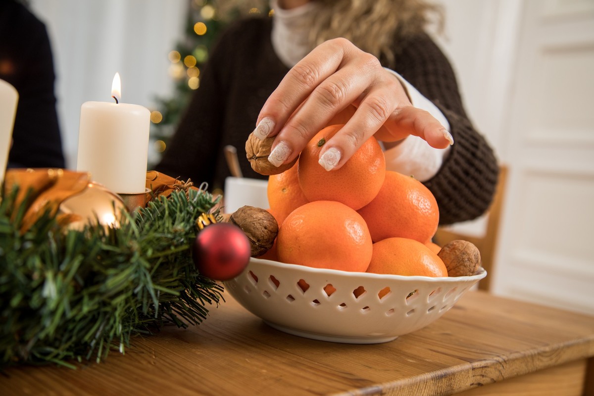 ILLUSTRATION - Zum Themendienst-Bericht vom 6. Dezember 2022: Die Mischung machts: Wer immer mal wieder das Plätzchen durch eine Mandarine oder Nüsse ersetzt, tut in der Adventszeit Gutes für den Körp ...