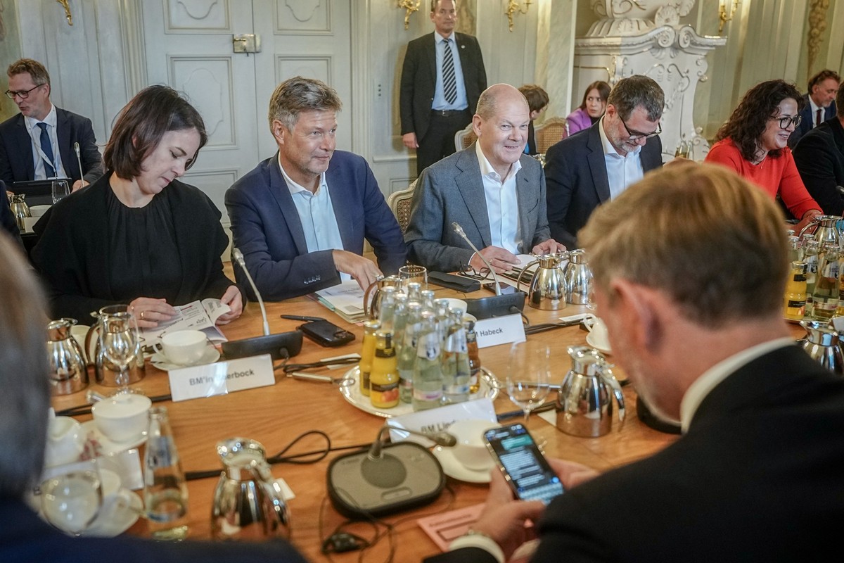 29.08.2023, Brandenburg, Meseberg: Das Bundeskabinett mit Annalena Baerbock (l-r, Bündnis 90/Die Grünen), Außenministerin, Robert Habeck (Bündnis 90/Die Grünen), Bundesminister für Wirtschaft und Klim ...