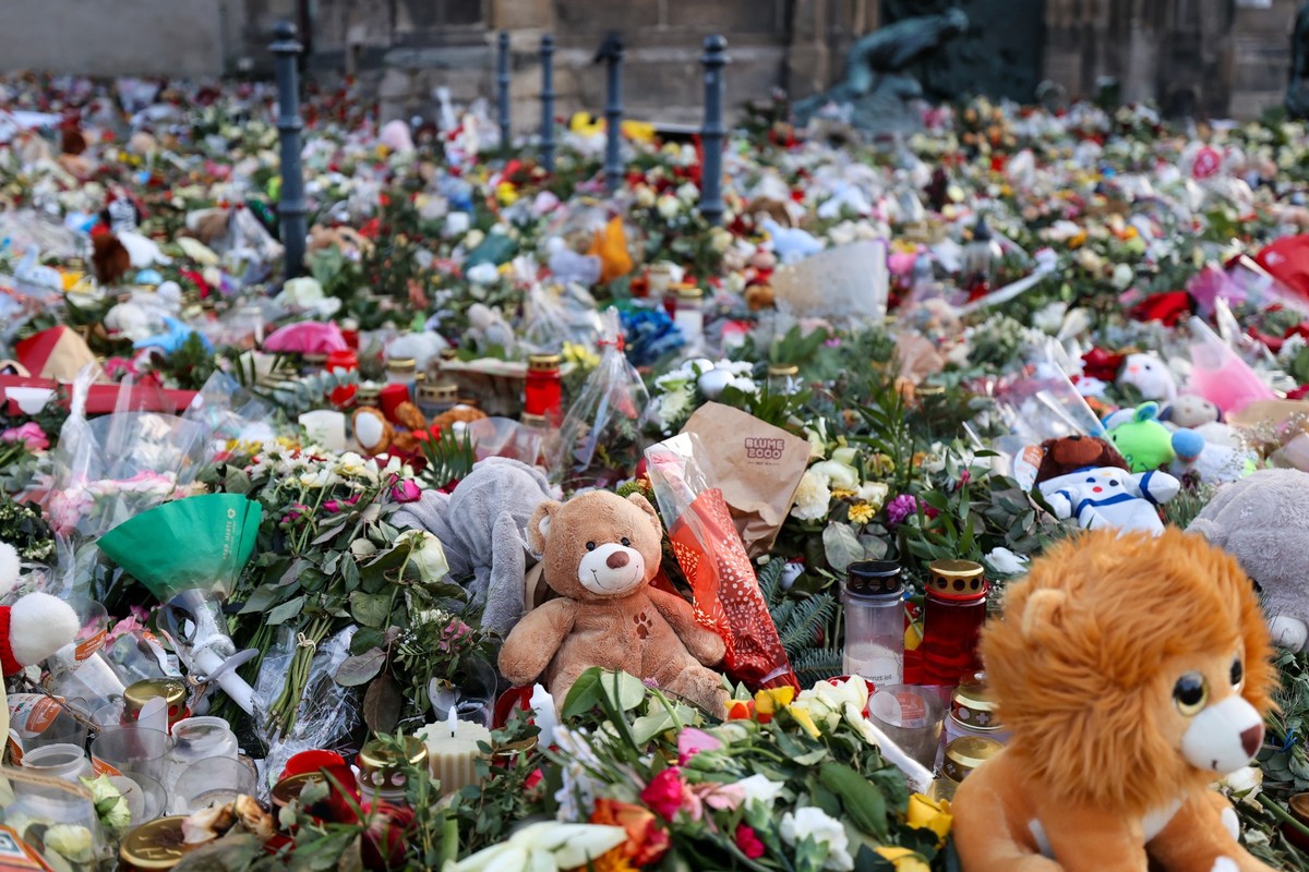 03.01.2025, Sachsen-Anhalt, Magdeburg: Hunderte Kerzen, Blumen und Plüschtiere finden sich vor der Johanniskirche für die Opfer des Anschlags. Vier Tage vor Heiligabend gab es einen Anschlag auf den M ...