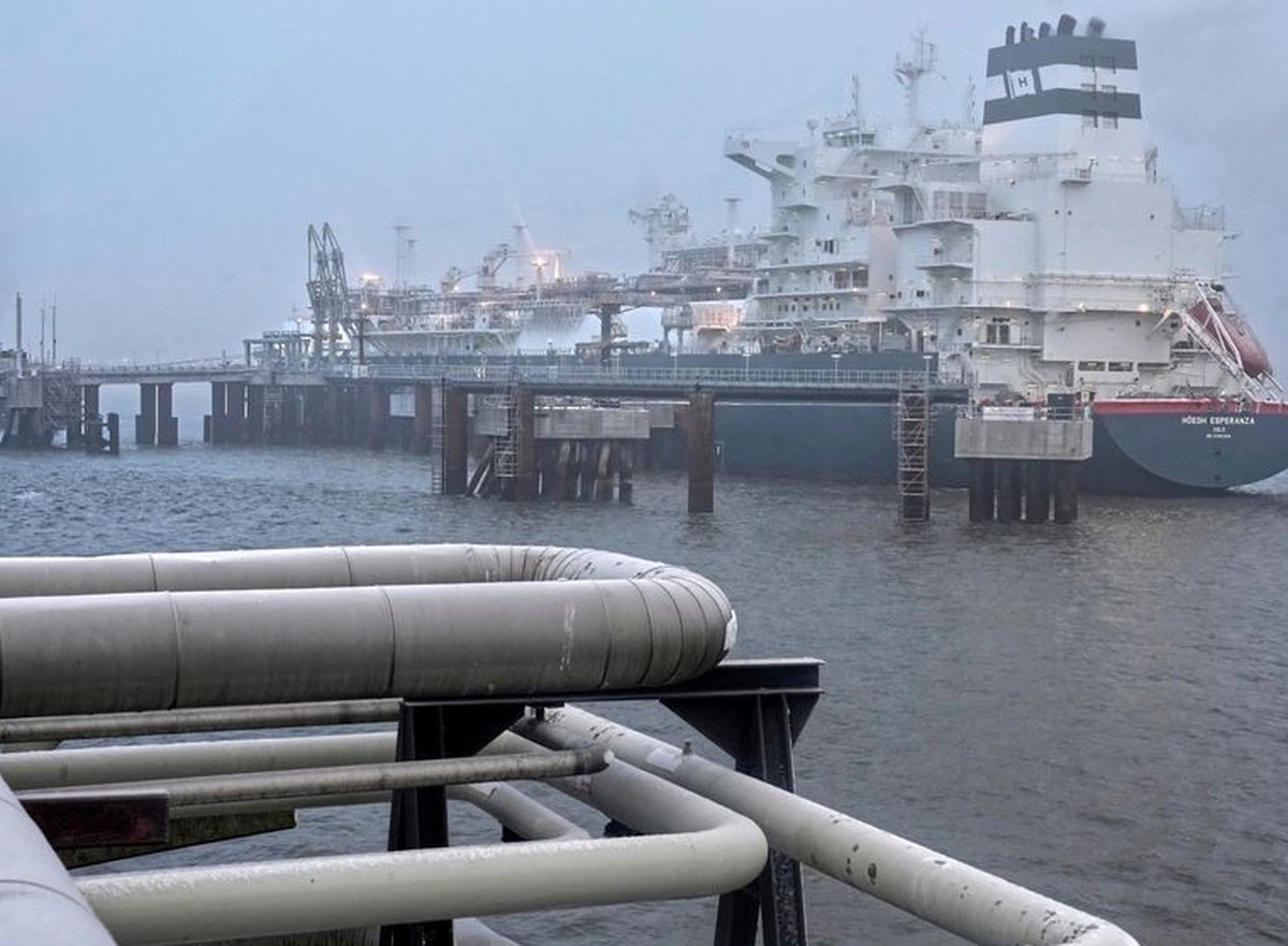 FILE PHOTO: The &#039;Hoegh Esperanza&#039; Floating Storage and Regasification Unit (FSRU) is anchored during the opening of the LNG (Liquefied Natural Gas) terminal in Wilhelmshaven, Germany, Decemb ...