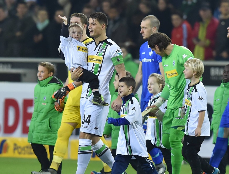 Kurz vor Weihnachten 2015: Granit Xhaka trägt Julian beim Spiel der Borussia gegen Darmstadt aufs Feld.